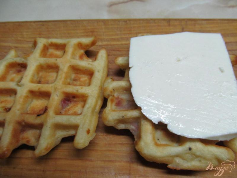 Фото приготовление рецепта: Бутерброд на вафлях шаг №1