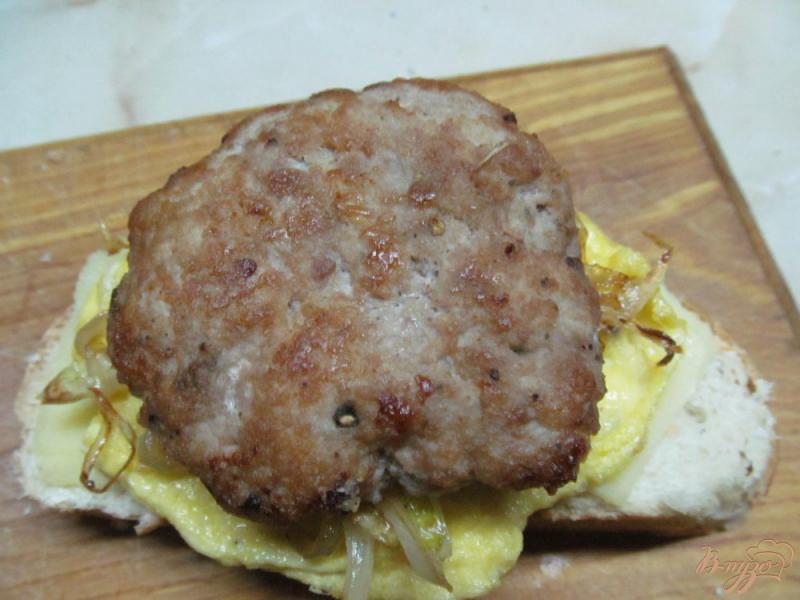 Фото приготовление рецепта: Бутерброд с яйцом и котлетой шаг №10