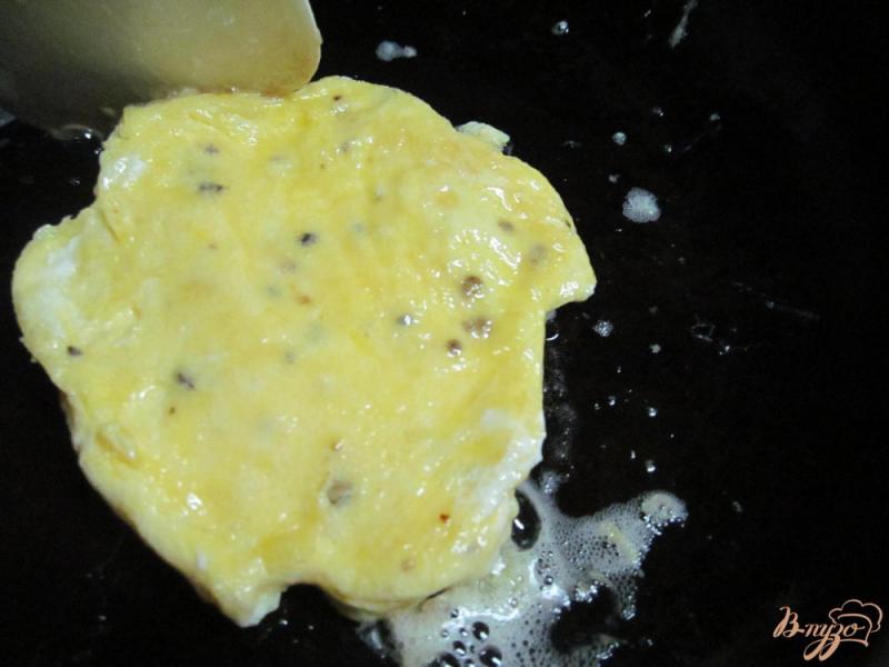 Фото приготовление рецепта: Бутерброд с яйцом и котлетой шаг №5