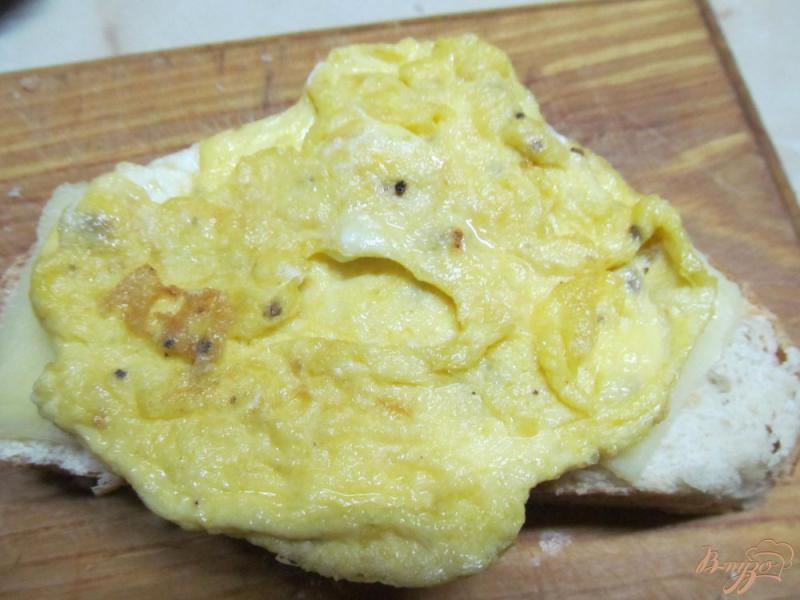 Фото приготовление рецепта: Бутерброд с яйцом и котлетой шаг №8