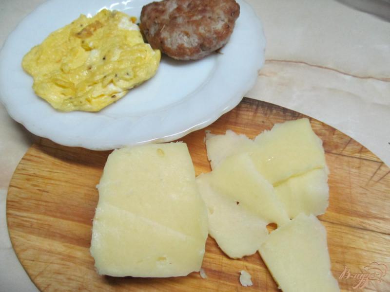 Фото приготовление рецепта: Бутерброд с яйцом и котлетой шаг №6