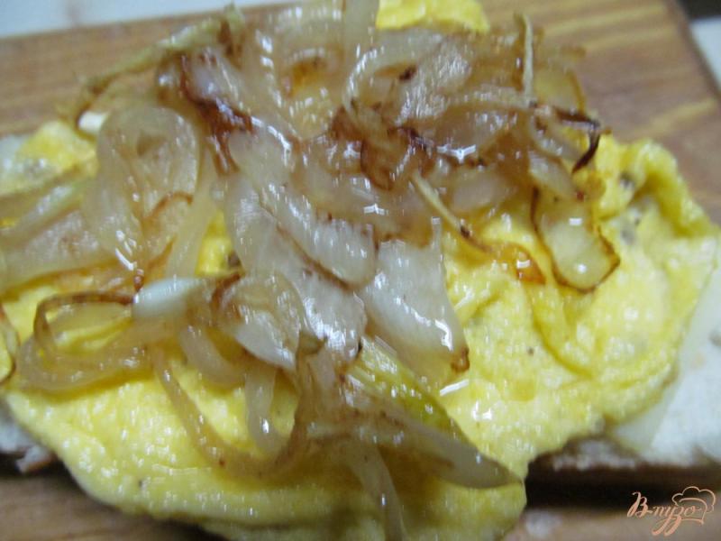 Фото приготовление рецепта: Бутерброд с яйцом и котлетой шаг №9