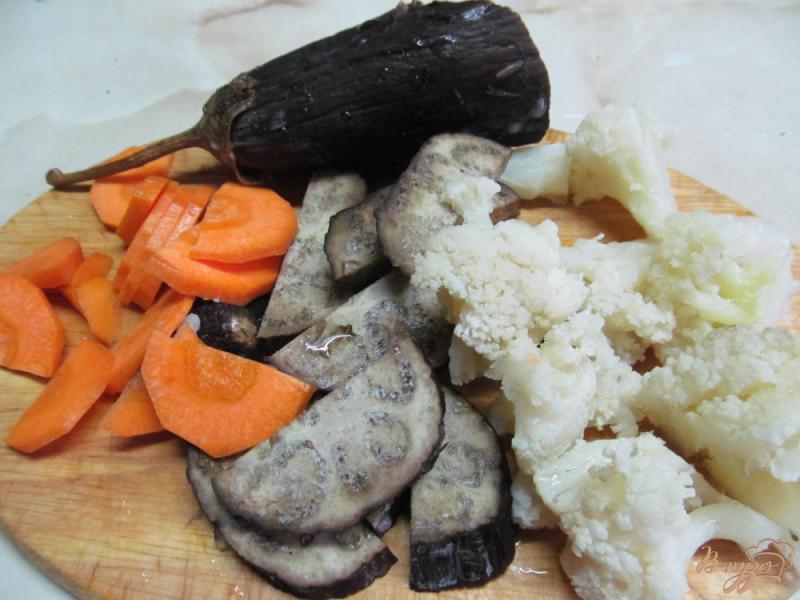 Фото приготовление рецепта: Салат на рисовой вермишели с овощами и фрикадельками шаг №4