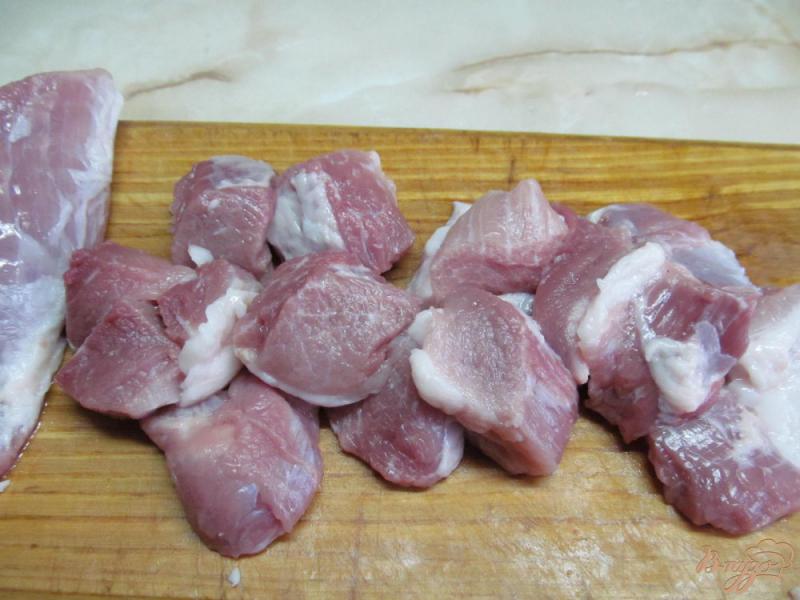 Фото приготовление рецепта: Свинина с картофелем под свекольным соусом шаг №2