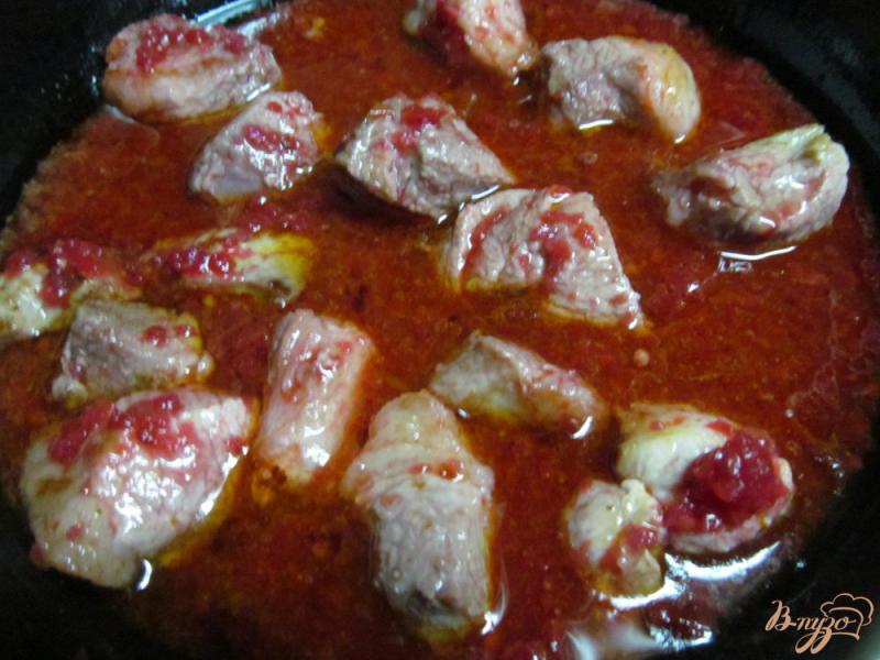 Фото приготовление рецепта: Свинина с картофелем под свекольным соусом шаг №4