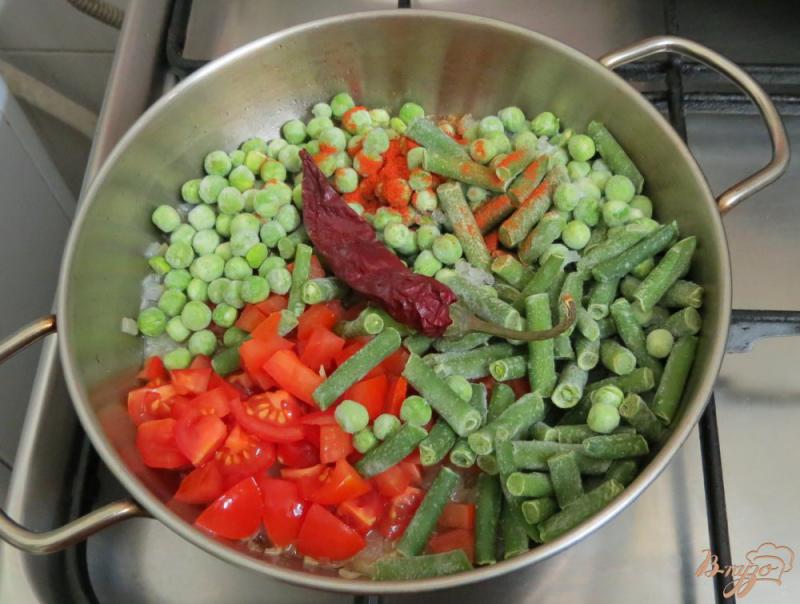 Фото приготовление рецепта: Фрикадельки с овощами в остром соусе шаг №11