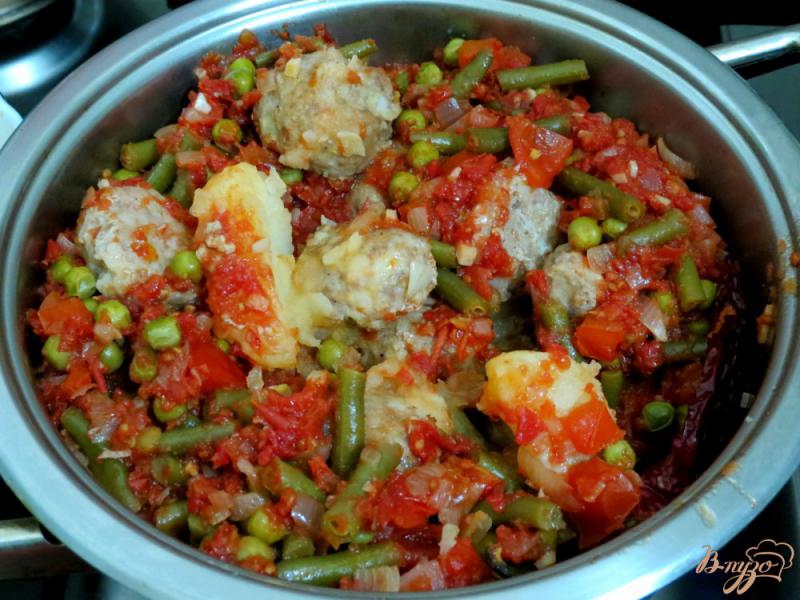 Фото приготовление рецепта: Фрикадельки с овощами в остром соусе шаг №12