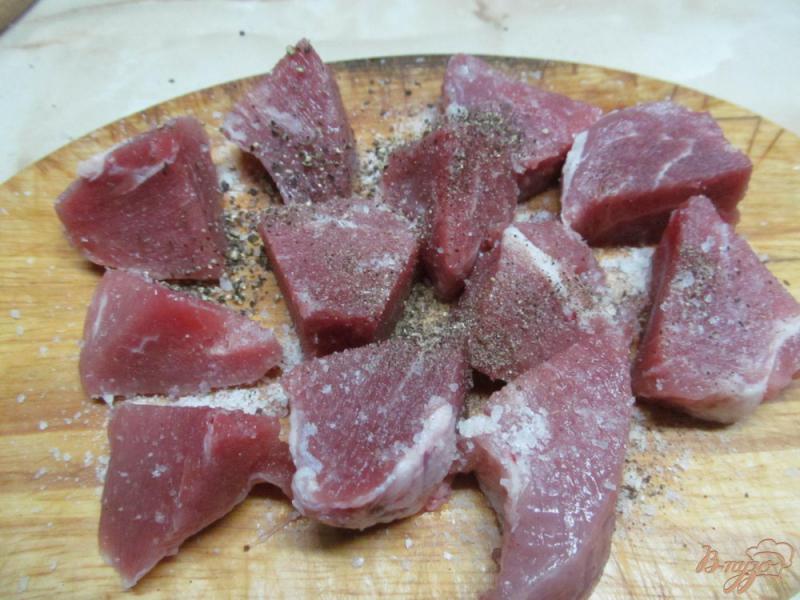 Фото приготовление рецепта: Мясо в горшочке с луком шаг №1