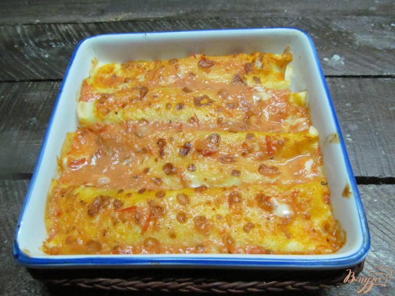 Фото приготовление рецепта: Запеченные блины под томатно-сметанном соусом шаг №6