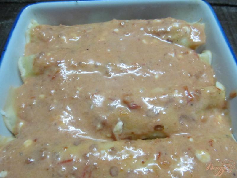 Фото приготовление рецепта: Запеченные блины под томатно-сметанном соусом шаг №5