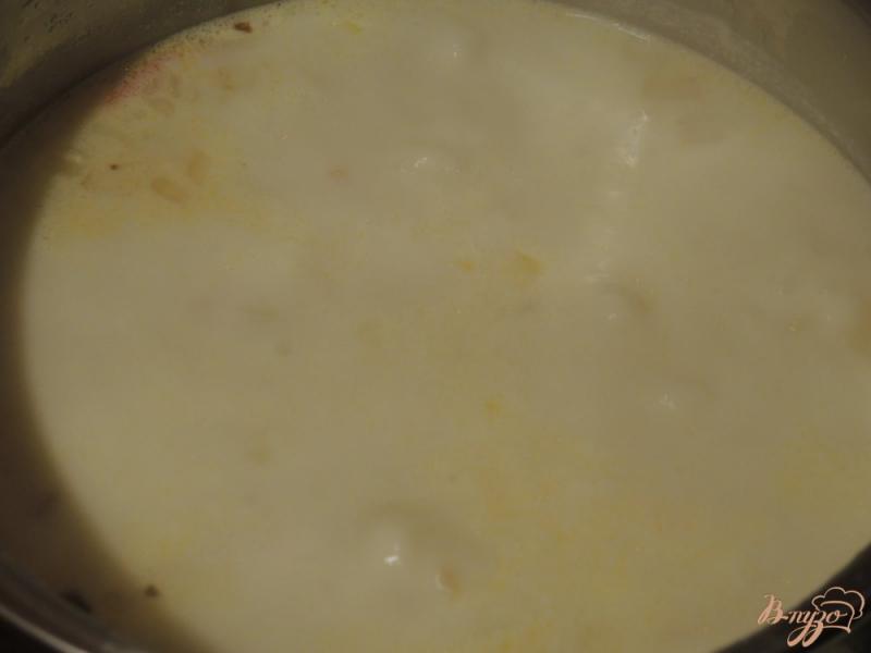 Фото приготовление рецепта: Сырный суп с морепродуктами шаг №6