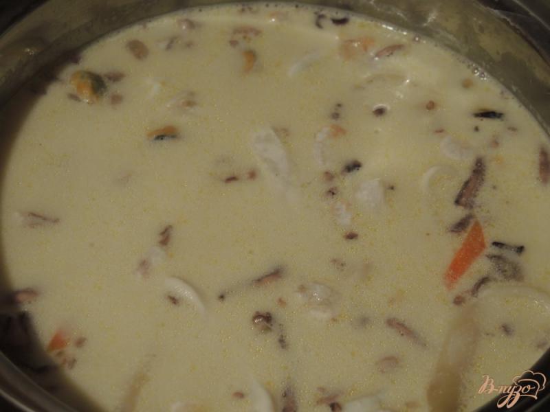Фото приготовление рецепта: Сырный суп с морепродуктами шаг №7