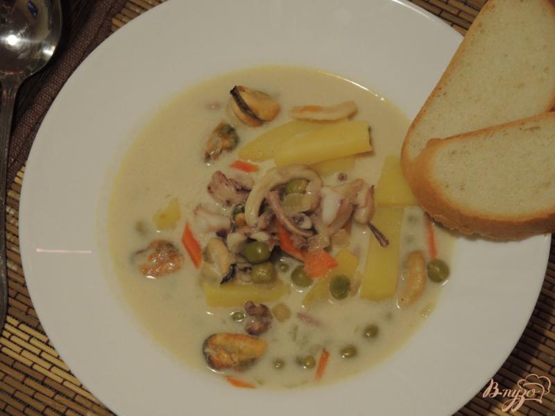 Фото приготовление рецепта: Сырный суп с морепродуктами шаг №8