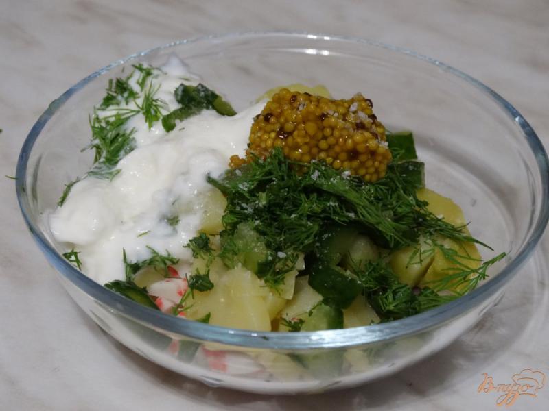 Фото приготовление рецепта: Салат с картофелем и крабовыми палочками шаг №5