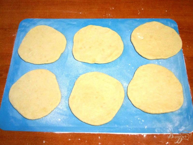 Фото приготовление рецепта: Пирожки с сыром и зеленью шаг №8