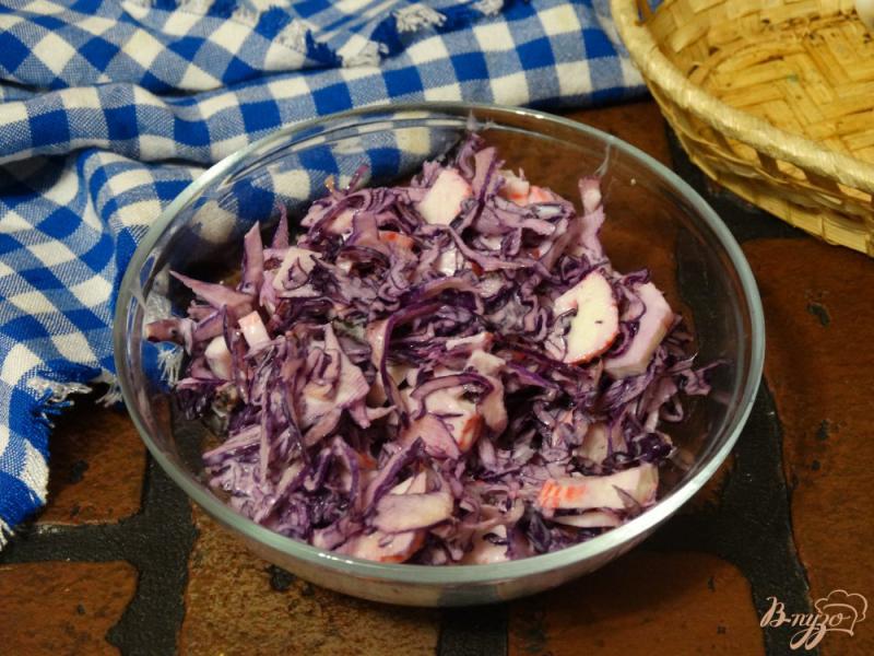 Фото приготовление рецепта: Салат с красной капустой, крабовыми палочками и черносливом шаг №4