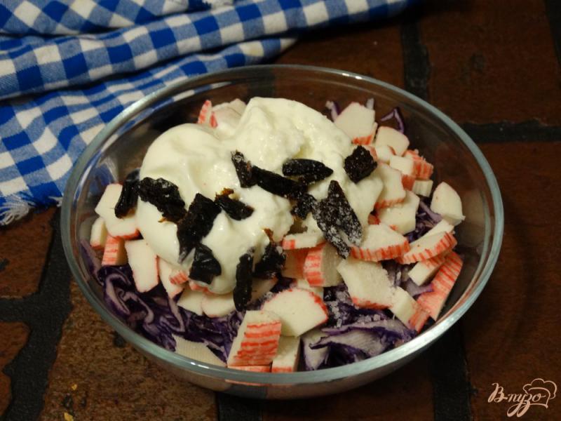 Фото приготовление рецепта: Салат с красной капустой, крабовыми палочками и черносливом шаг №3