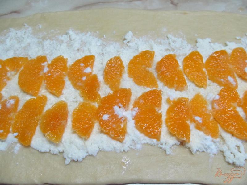 Фото приготовление рецепта: Булочки с творогом и мандарином шаг №6