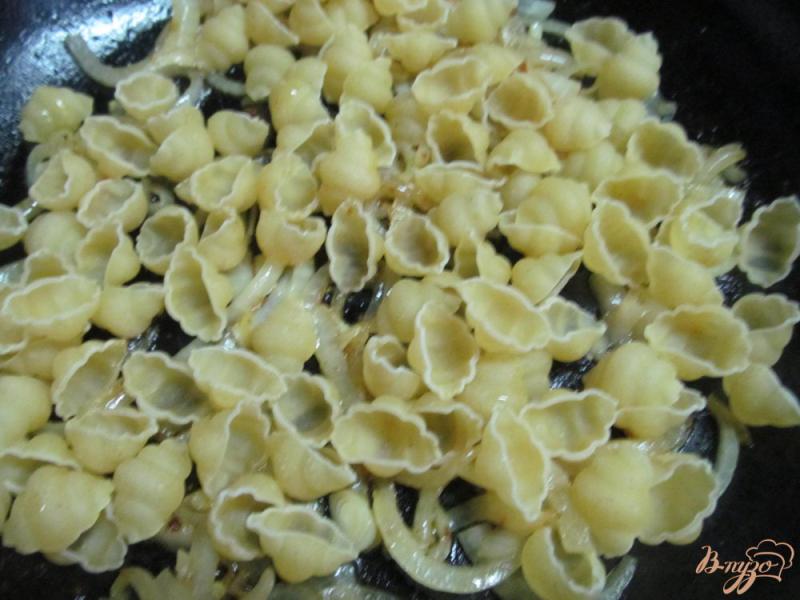 Фото приготовление рецепта: Куриное филе на макаронах шаг №5