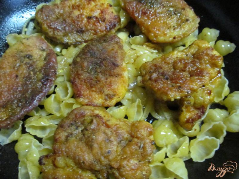 Фото приготовление рецепта: Куриное филе на макаронах шаг №6