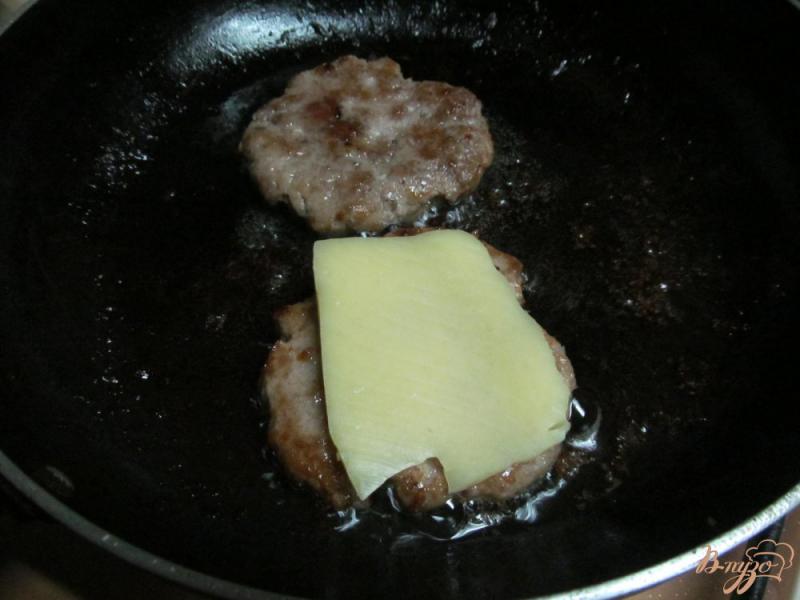 Фото приготовление рецепта: Бутерброд с сыром и двумя котлетами шаг №3