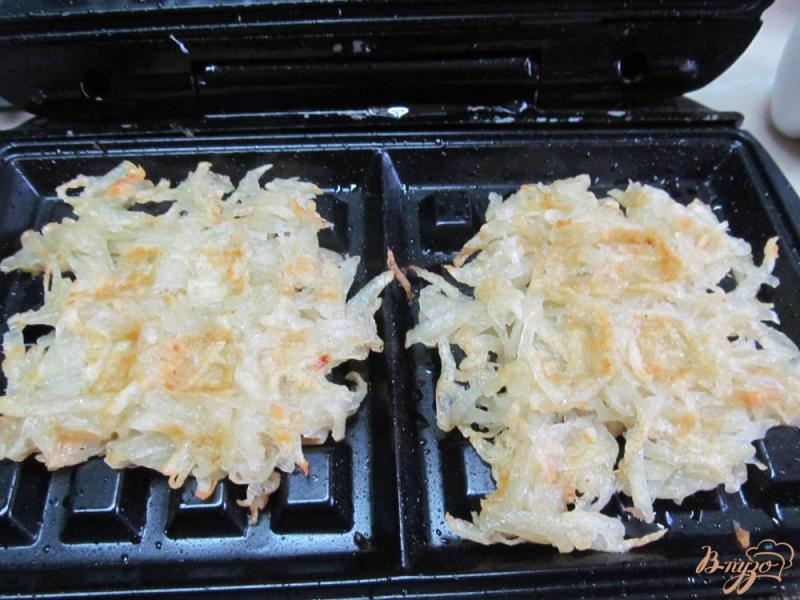Фото приготовление рецепта: Картофель приготовленный в вафельнице шаг №4