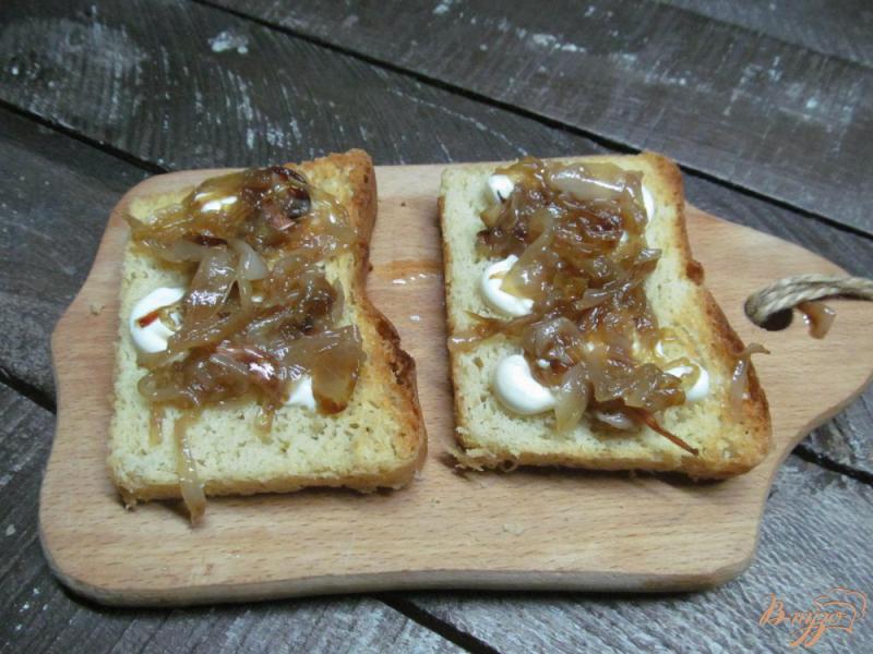 Фото приготовление рецепта: Бутерброд с мясом арахисом и брынзой шаг №4