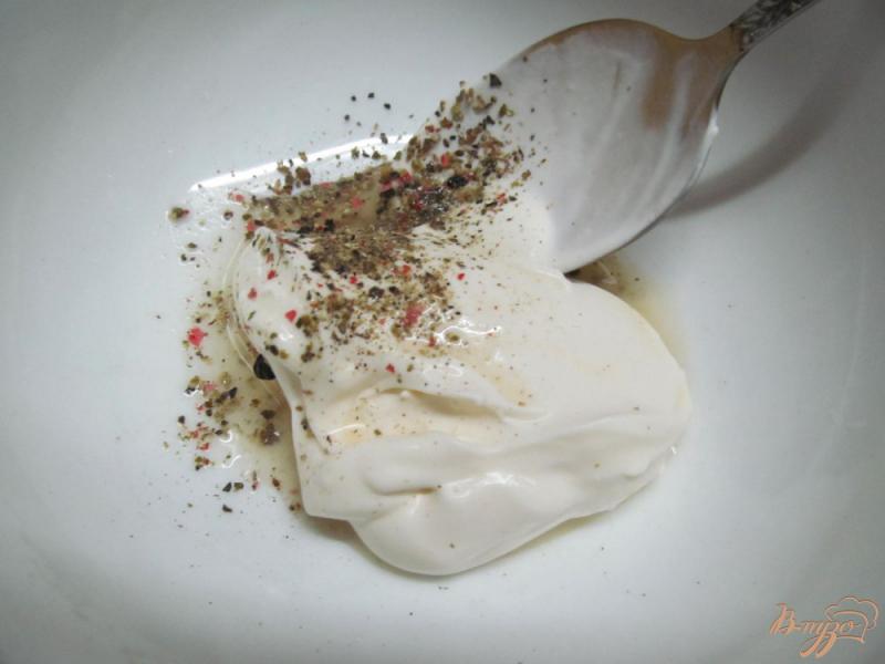 Фото приготовление рецепта: Салат из замороженного горошка с беконом шаг №3