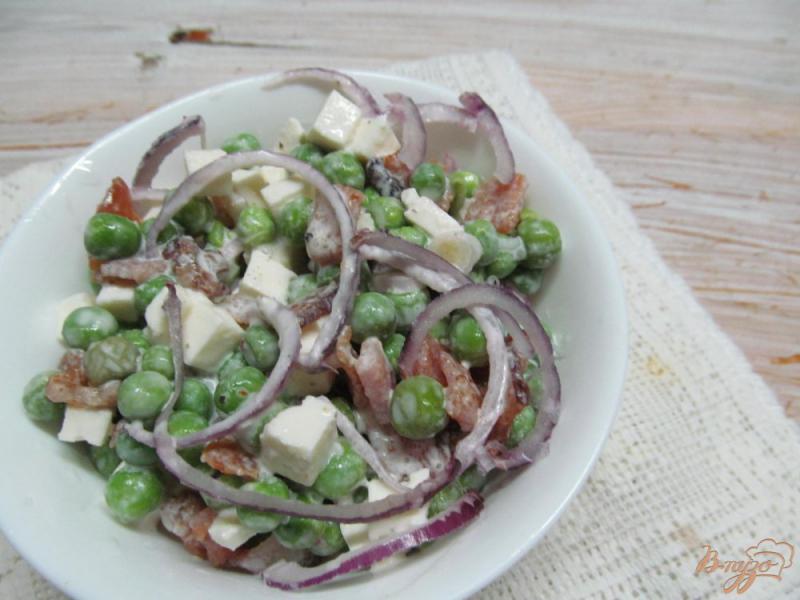Фото приготовление рецепта: Салат из замороженного горошка с беконом шаг №7