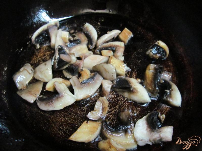 Фото приготовление рецепта: Салат из капусты с грибами и мандарином шаг №2