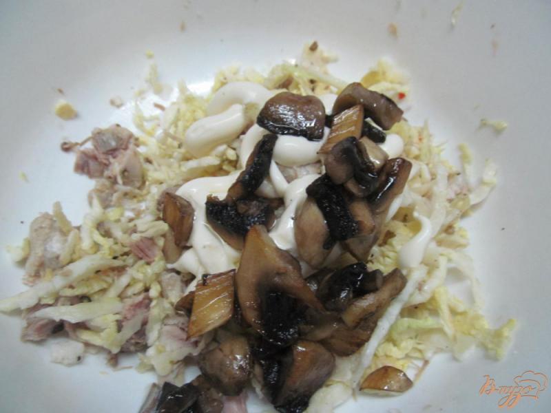 Фото приготовление рецепта: Салат из капусты с грибами и мандарином шаг №3