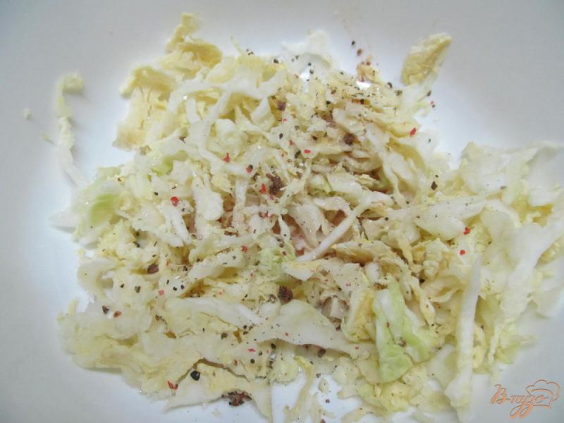 Фото приготовление рецепта: Салат из капусты с грибами и мандарином шаг №1
