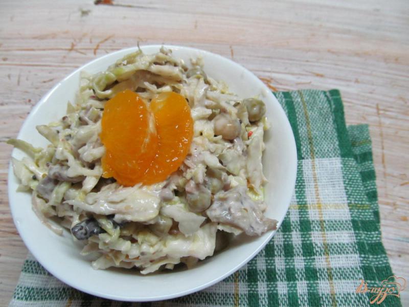 Фото приготовление рецепта: Салат из капусты с грибами и мандарином шаг №6