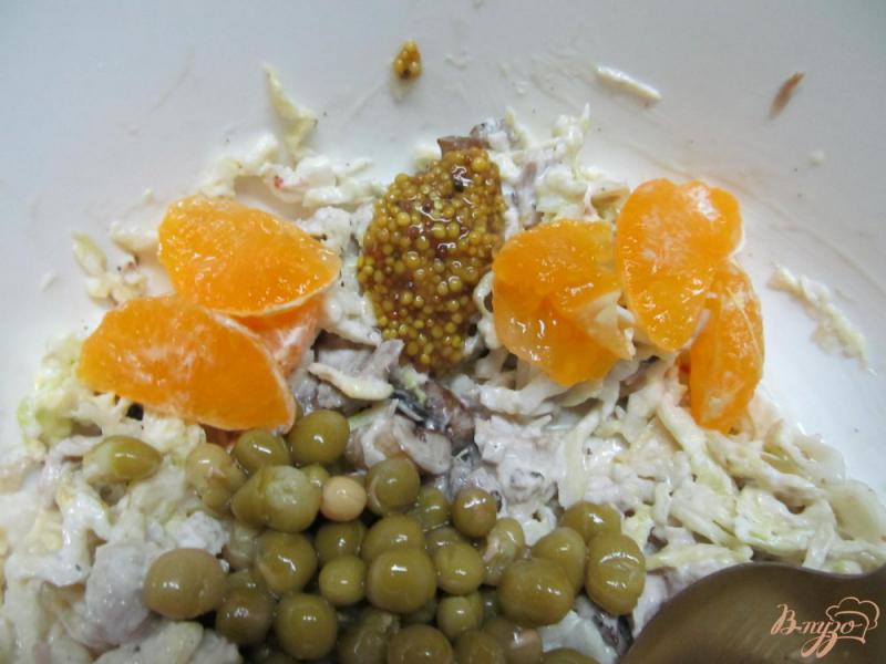 Фото приготовление рецепта: Салат из капусты с грибами и мандарином шаг №5