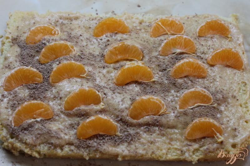 Фото приготовление рецепта: Бисквитный торт с масляным кремом и мандаринами шаг №8