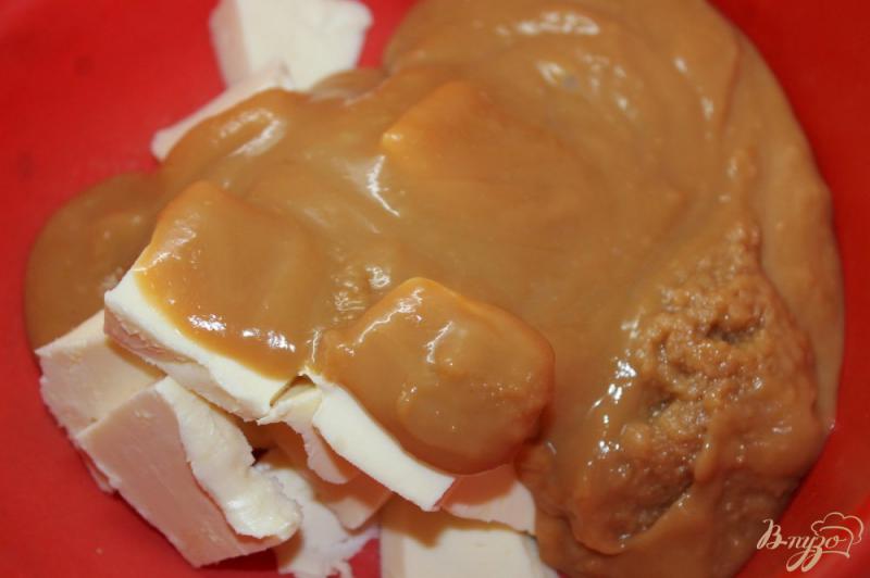 Фото приготовление рецепта: Бисквитный торт с масляным кремом и мандаринами шаг №3