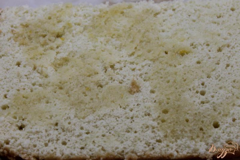 Фото приготовление рецепта: Бисквитный торт с масляным кремом и мандаринами шаг №7