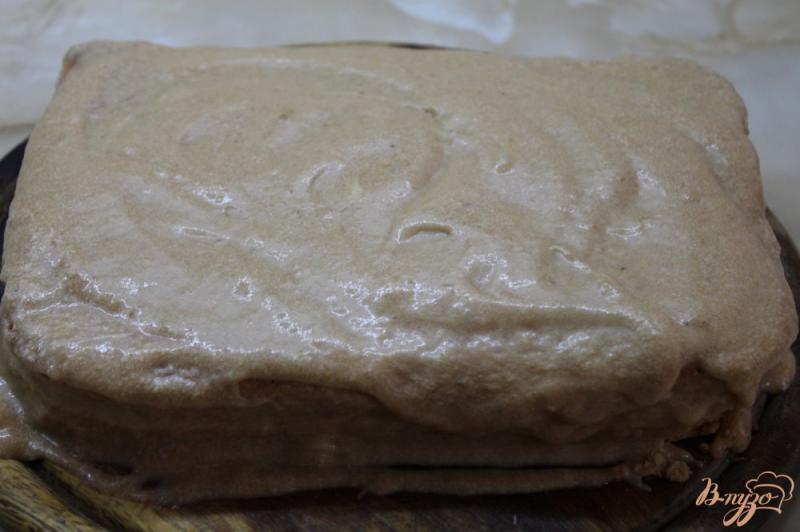 Фото приготовление рецепта: Бисквитный торт с масляным кремом и мандаринами шаг №9