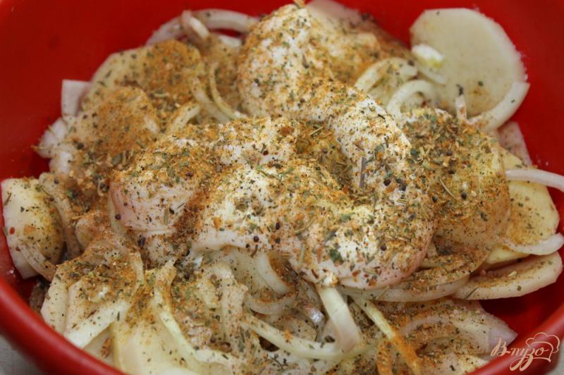Фото приготовление рецепта: Запеченный картофель со свиным фаршем, грибами и твердым сыром шаг №3