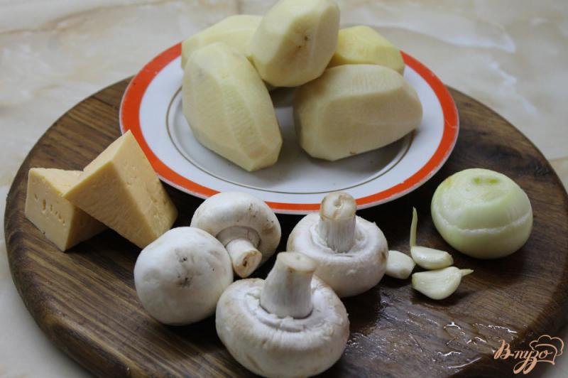 Фото приготовление рецепта: Запеченный картофель со свиным фаршем, грибами и твердым сыром шаг №1