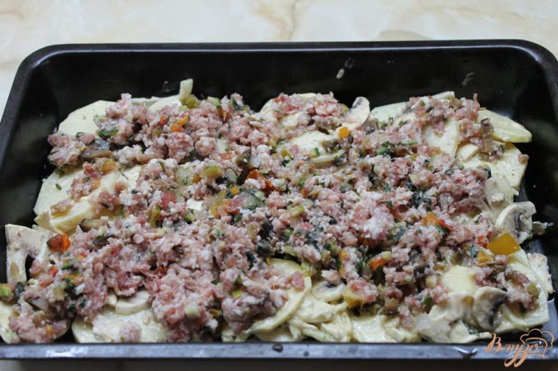 Фото приготовление рецепта: Запеченный картофель со свиным фаршем, грибами и твердым сыром шаг №7