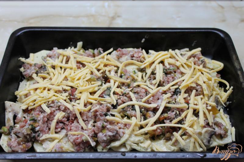 Фото приготовление рецепта: Запеченный картофель со свиным фаршем, грибами и твердым сыром шаг №8