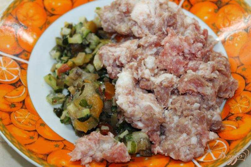 Фото приготовление рецепта: Запеченный картофель со свиным фаршем, грибами и твердым сыром шаг №5
