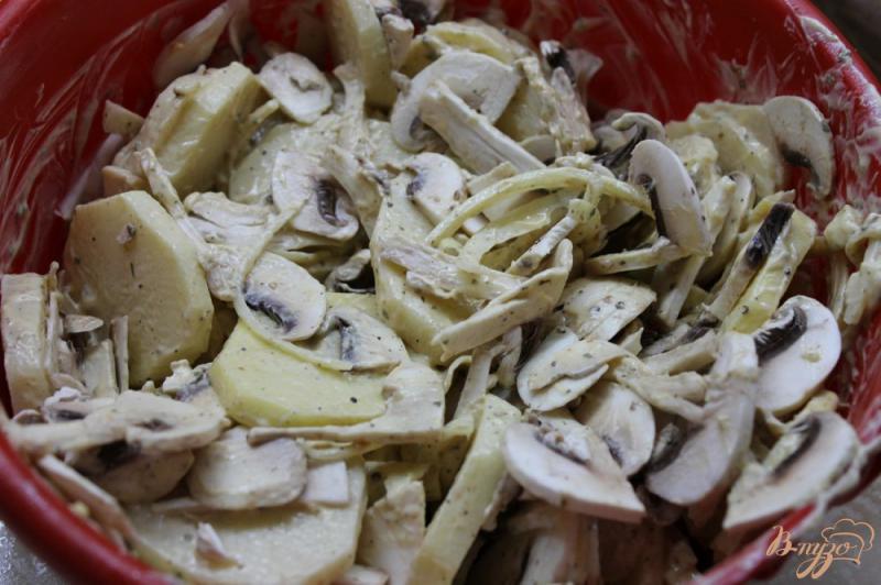 Фото приготовление рецепта: Запеченный картофель со свиным фаршем, грибами и твердым сыром шаг №4