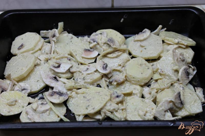 Фото приготовление рецепта: Запеченный картофель со свиным фаршем, грибами и твердым сыром шаг №6