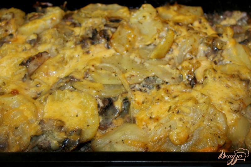 Фото приготовление рецепта: Запеченный картофель со свиным фаршем, грибами и твердым сыром шаг №10