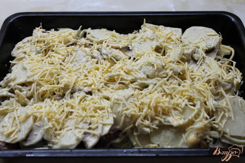 Фото приготовление рецепта: Запеченный картофель со свиным фаршем, грибами и твердым сыром шаг №9