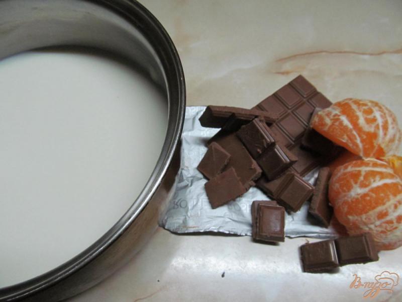 Фото приготовление рецепта: Мандариновый напиток на молоке с шоколадом шаг №1