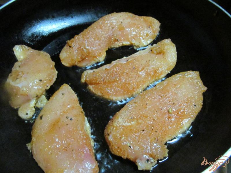 Фото приготовление рецепта: Жаренное куриное филе в специях шаг №3