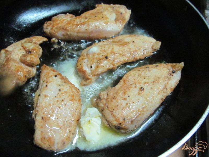 Фото приготовление рецепта: Жаренное куриное филе в специях шаг №4